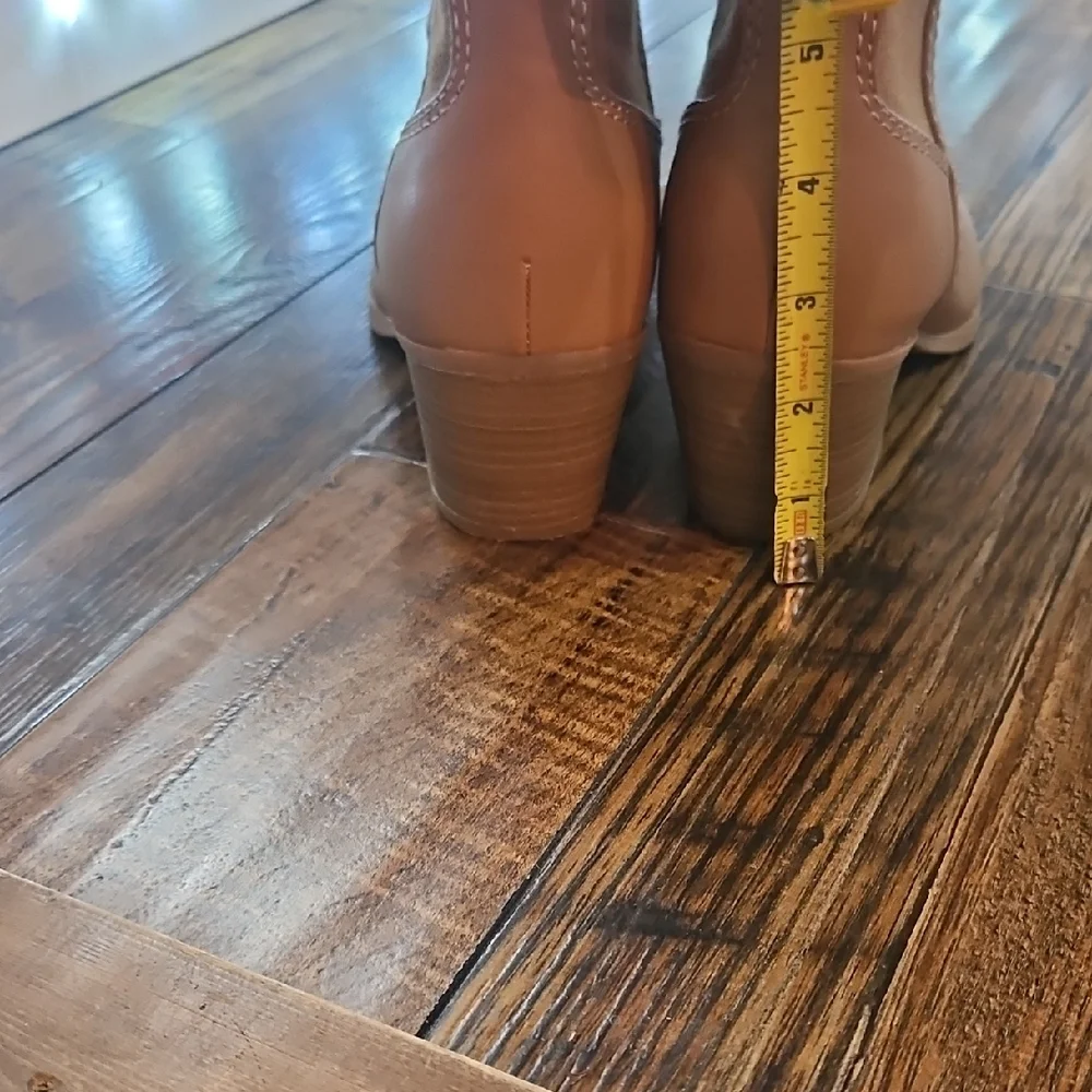 Universal Thread‎ Women's Tan Cowbow, Western Style Ankle Boots
